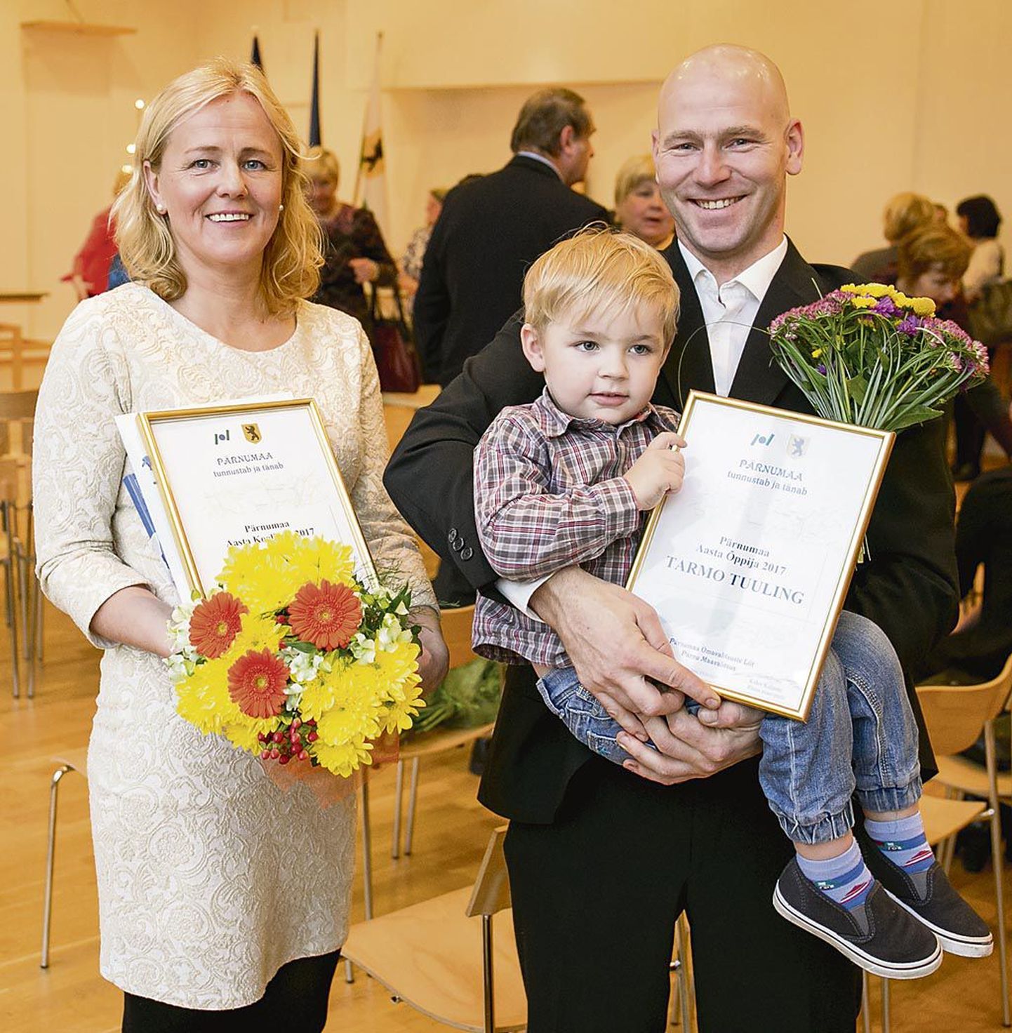 Tunnustusüritusel “Õppimine seob põlvkondi” pärjati Pärnumaa aasta koolitajaks Karin Luts ja aasta õppijaks Tarmo Tuuling, kes pildile jäi noorima pojaga.