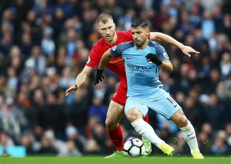 Kokku käis Klavan oma esimesel Liverpooli hooajal platsil 25 mängus, neist 20 puhul kuulus ta põhikoosseisu. Teiste seas pidas ta maha vahetud duellid Sergio Aguero (Manchester City, pildil), Romelu Lukaku (Everton), Zlatan Ibrahumovici (Manchester United) ja Olivier Giroud’ga (Arsenal). Ükski nimetatud jalgpallur ei lahkunud hooajal 2016-17 pärast mängu Klavani vastu platsilt võitjana. Ainsana suutis kaotust vältida Zlatan.