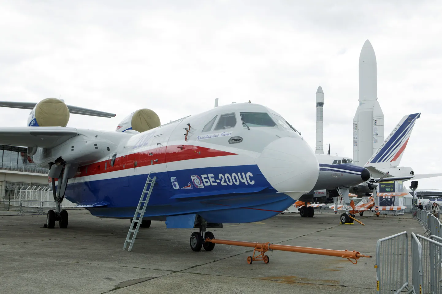 Amfiiblennuk BE-200 läheb transpordilennukit AN-12 otsima.