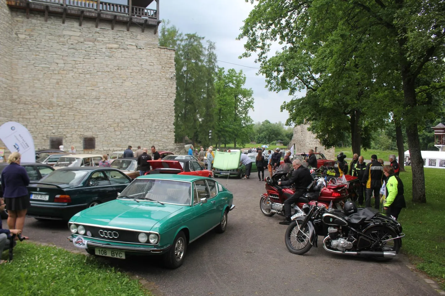 Eelmisel suvel pidi suursõit algama Paidest, kuid lõpuks tuli see virtuaalselt. Sellele vaatamata vuras Vallimäele omajagu endisaegset auto- ja mototehnikat.