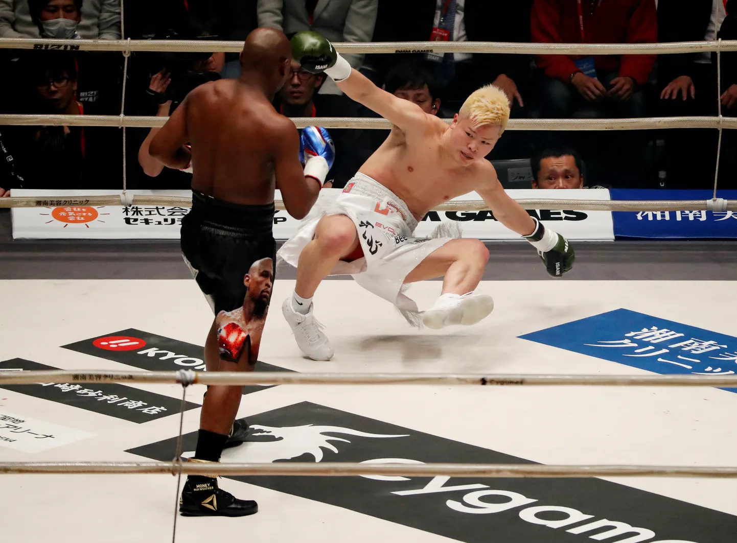 Floyd Mayweather sai Tenshin Nasukawa kolmel korral matile.