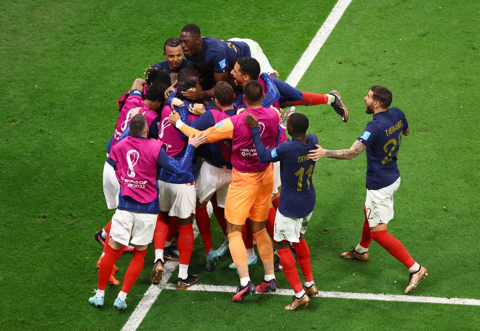 Сборная Франции празднует гол Коло Муани.
