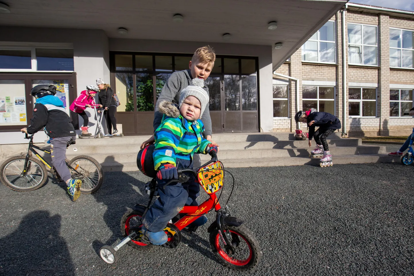 Roosna-Alliku lapsed kibelevad juba rataste ja muude ratastel liikumivahenditega õue trikitama. Aga sobivat koht tuleb neil veel veidi oodata.