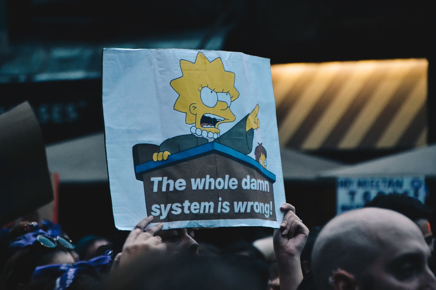 Protestijate plakat Uruguays. Pildil on multikakangelane Lisa Simpson.