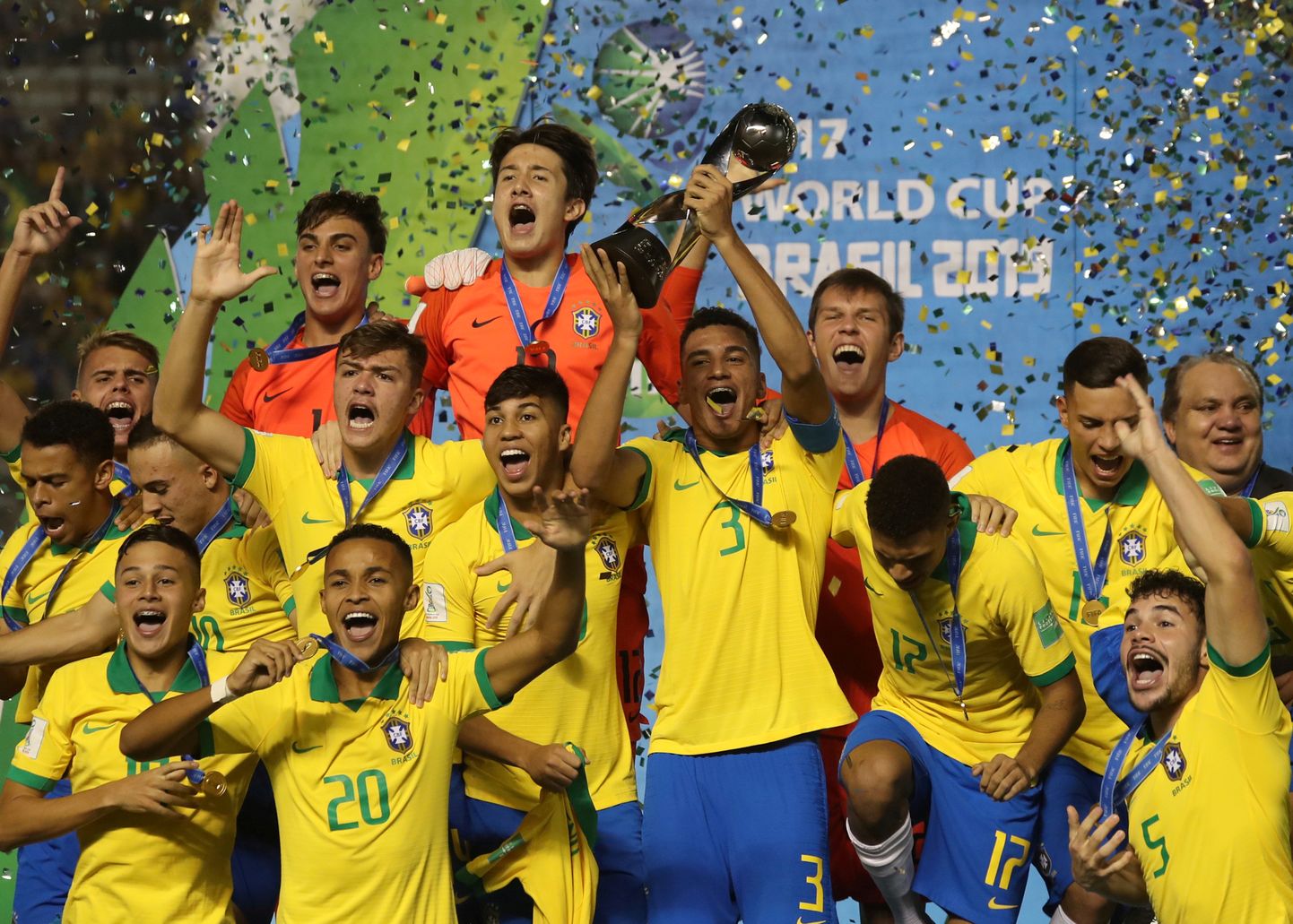 Brasiilia U17 vutikoondis tähistamas maailmameistritiitlit