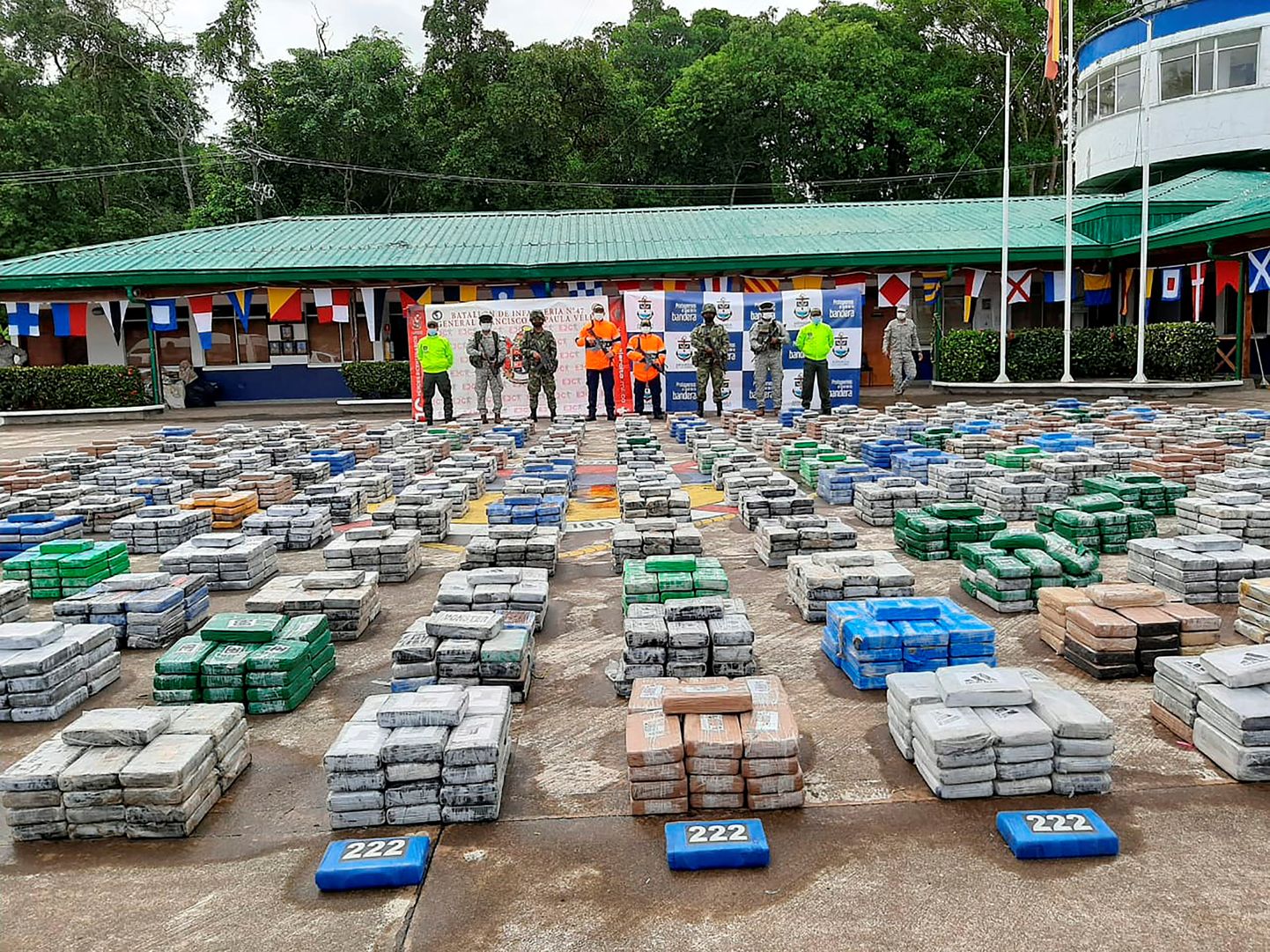 Konfiskeeritud kokaiini kloorhüdraadi pakid Colombia sõjaväebaasis. Foto on illustratiivne.