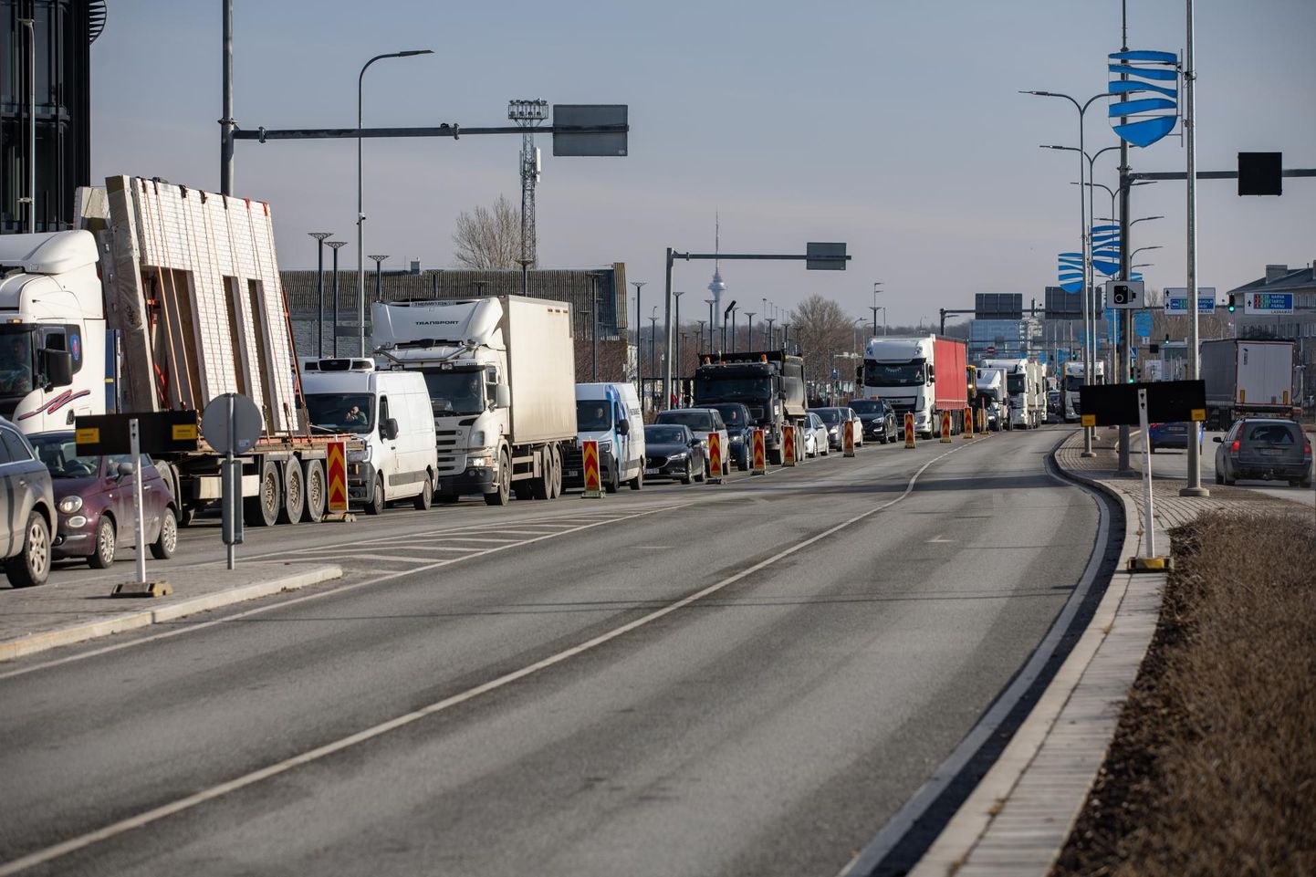 В связи с закрытием участков улиц из-за строительства путей портового трамвая в понедельник утром возникла изрядная пробка на улице Рейди-теэ, и в других местах в центре Таллинна.