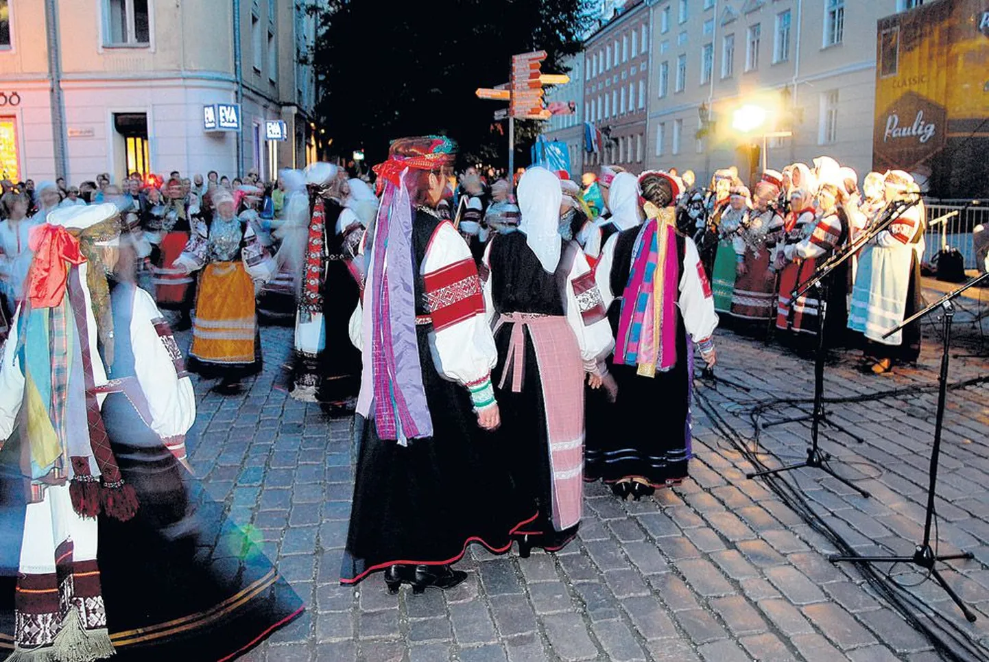 «Taarka» esilinastusele eelnenud setu kultuuri tutvustav rahvapidu.