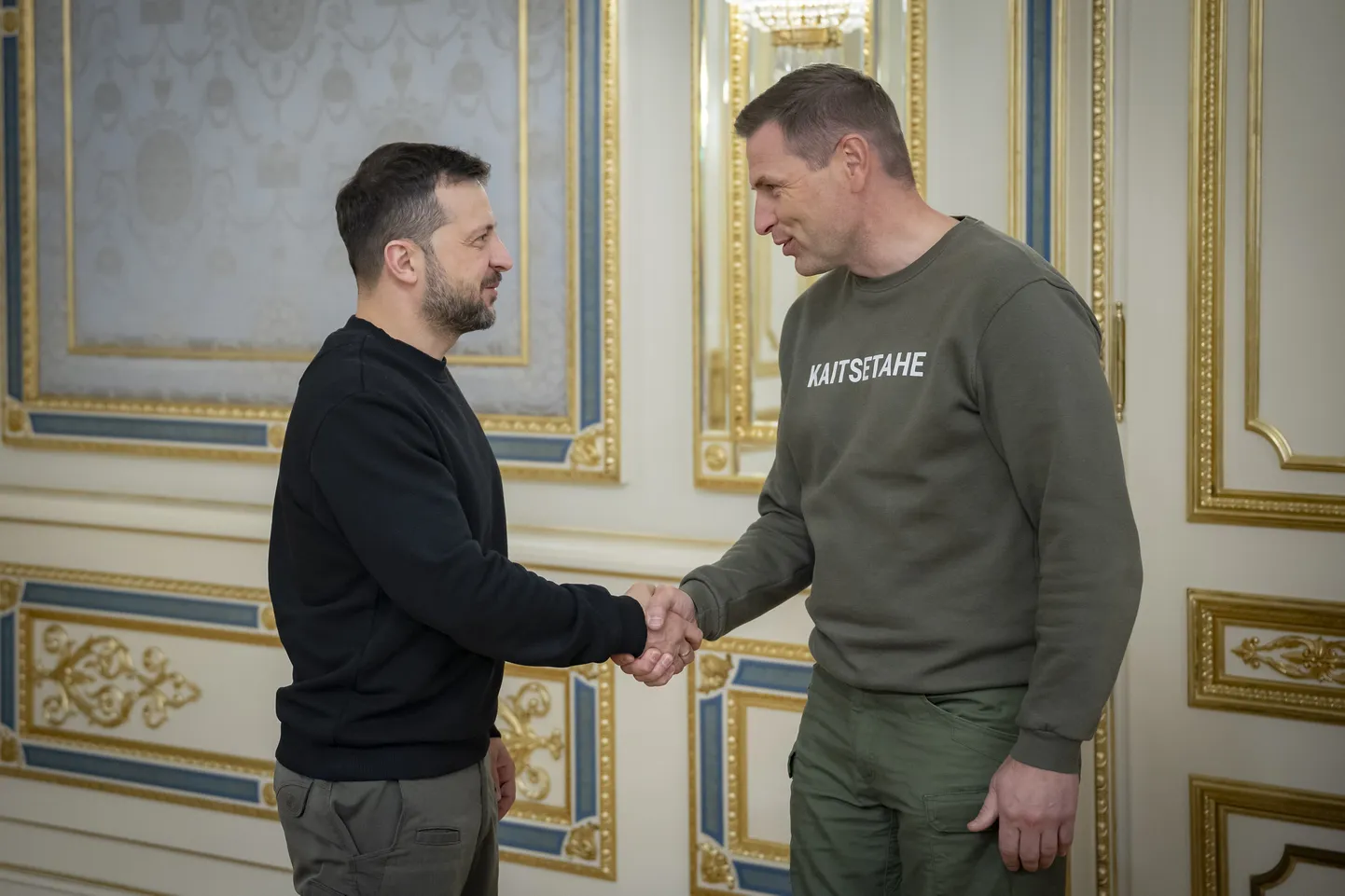 Ukraina president Volodõmõr Zelenskõi ja Eesti kaitseminister Hanno Pevkur.