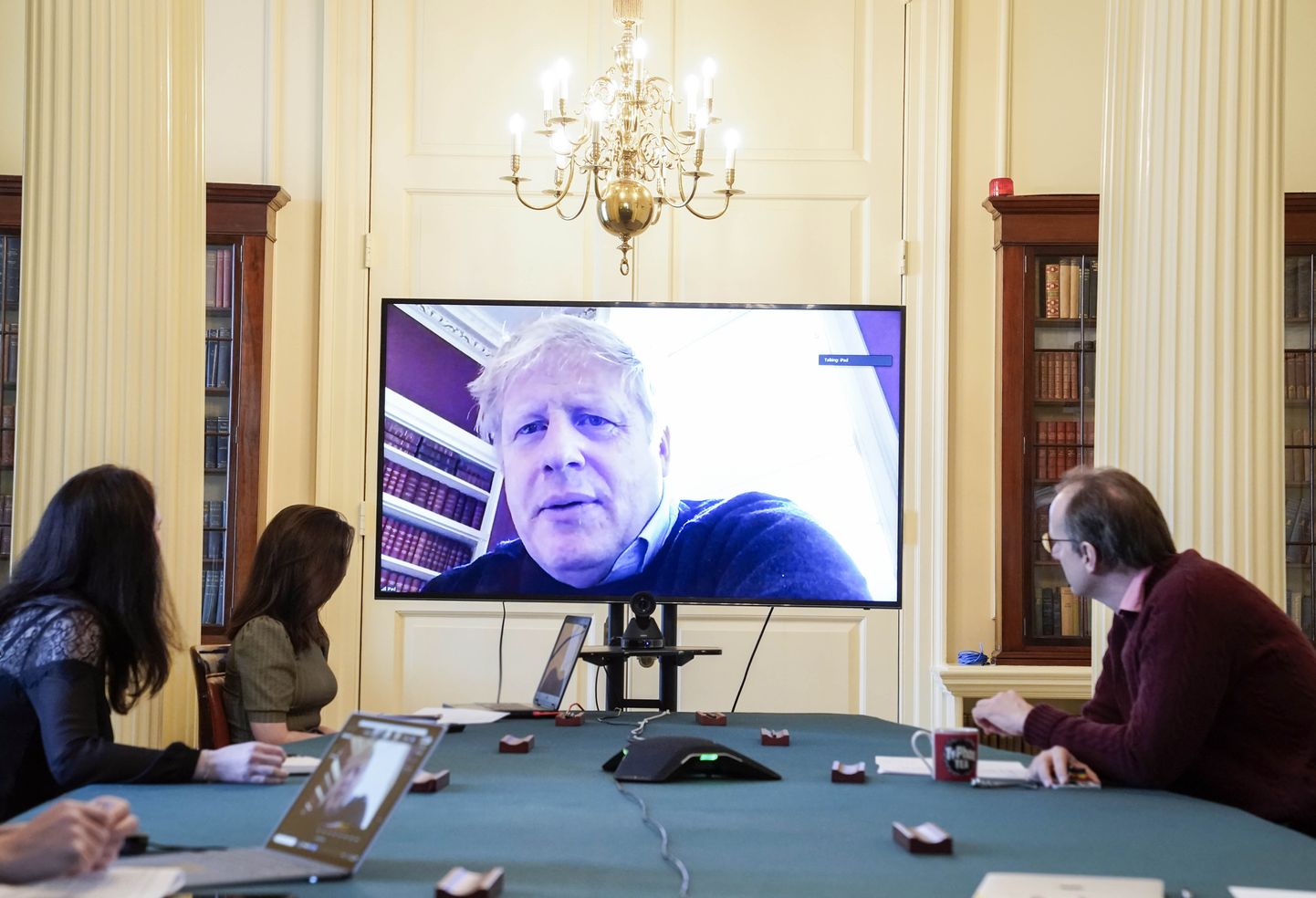 Briti peaminister Boris Johnson  on Inglismaa kriiskomisjoni atrutelul video vahendusel. 29.03.2020.