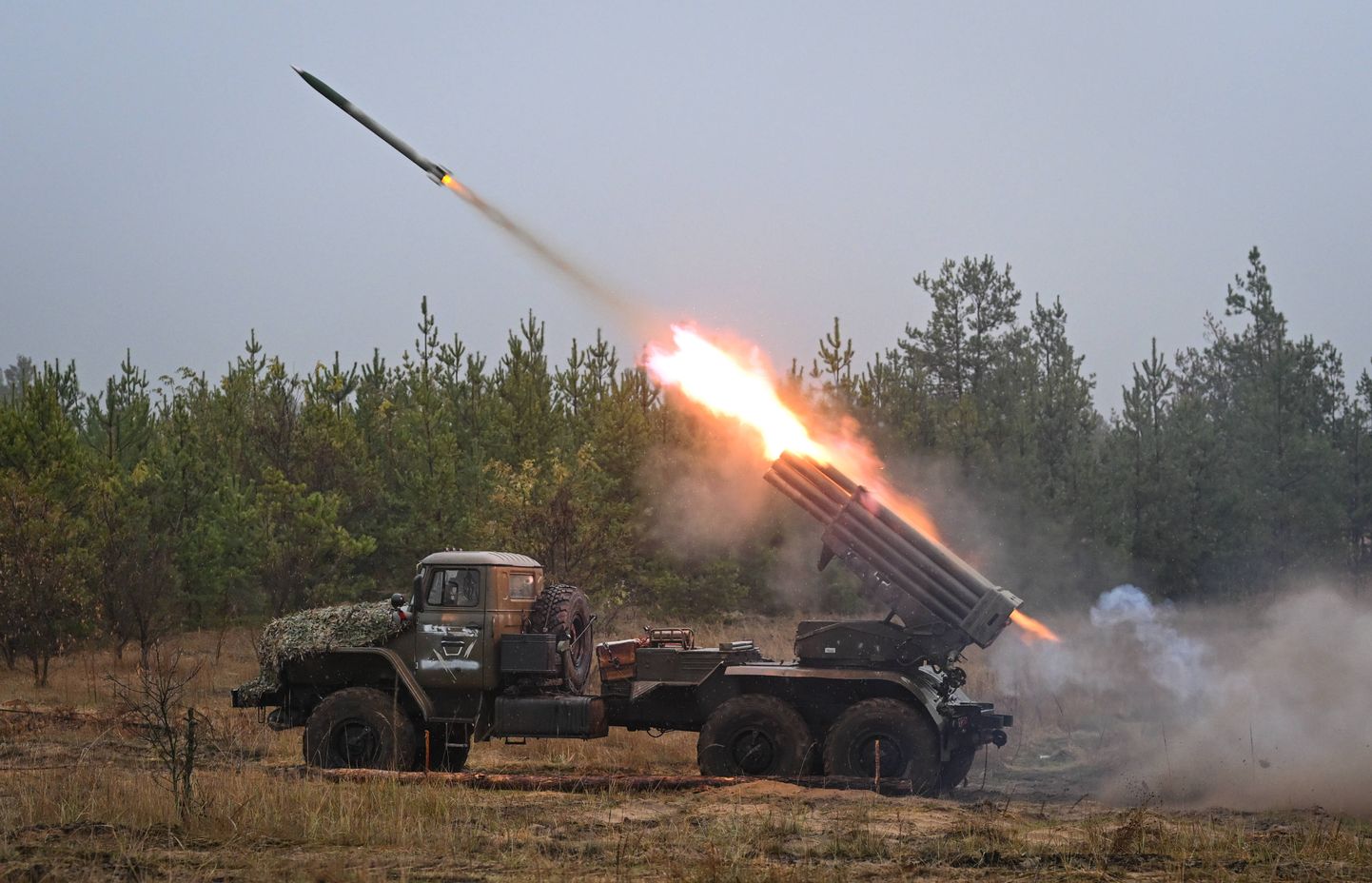 Vene väed tulistavad BM-21 Gradi raketiheitjast Ukraina suunas teadmata kohast Venemaal.