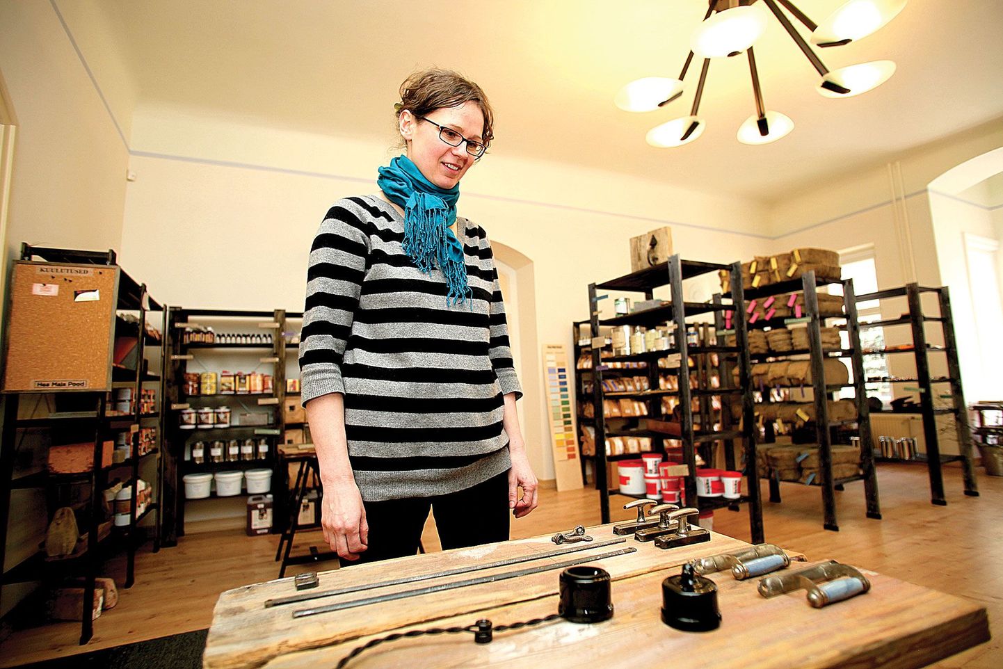 Hea Maja poe pidaja Kati Männik innustab inimesi kauplusesse müüki tooma vanu sisustusdetaile, mis neil on üle jäänud.