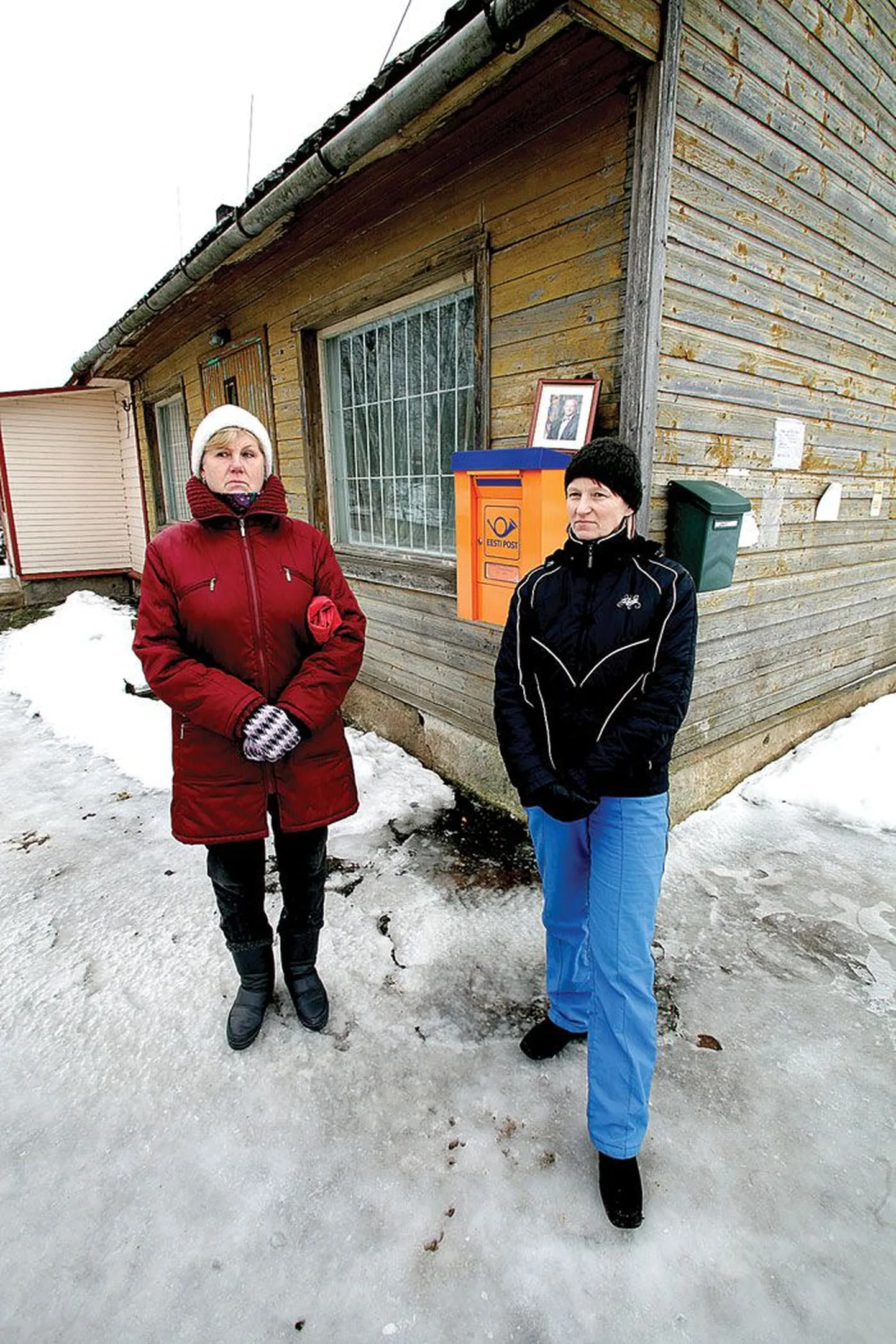 Helju Juks 
(vasakul) ja Maire  Roonurm ootavad Võõpste suletud poe juures leivaautot. Kui ratastel pood saabub, teeb seal  Võõpsus elava müüja Kairi Salve juures oste ka Peep Suits.