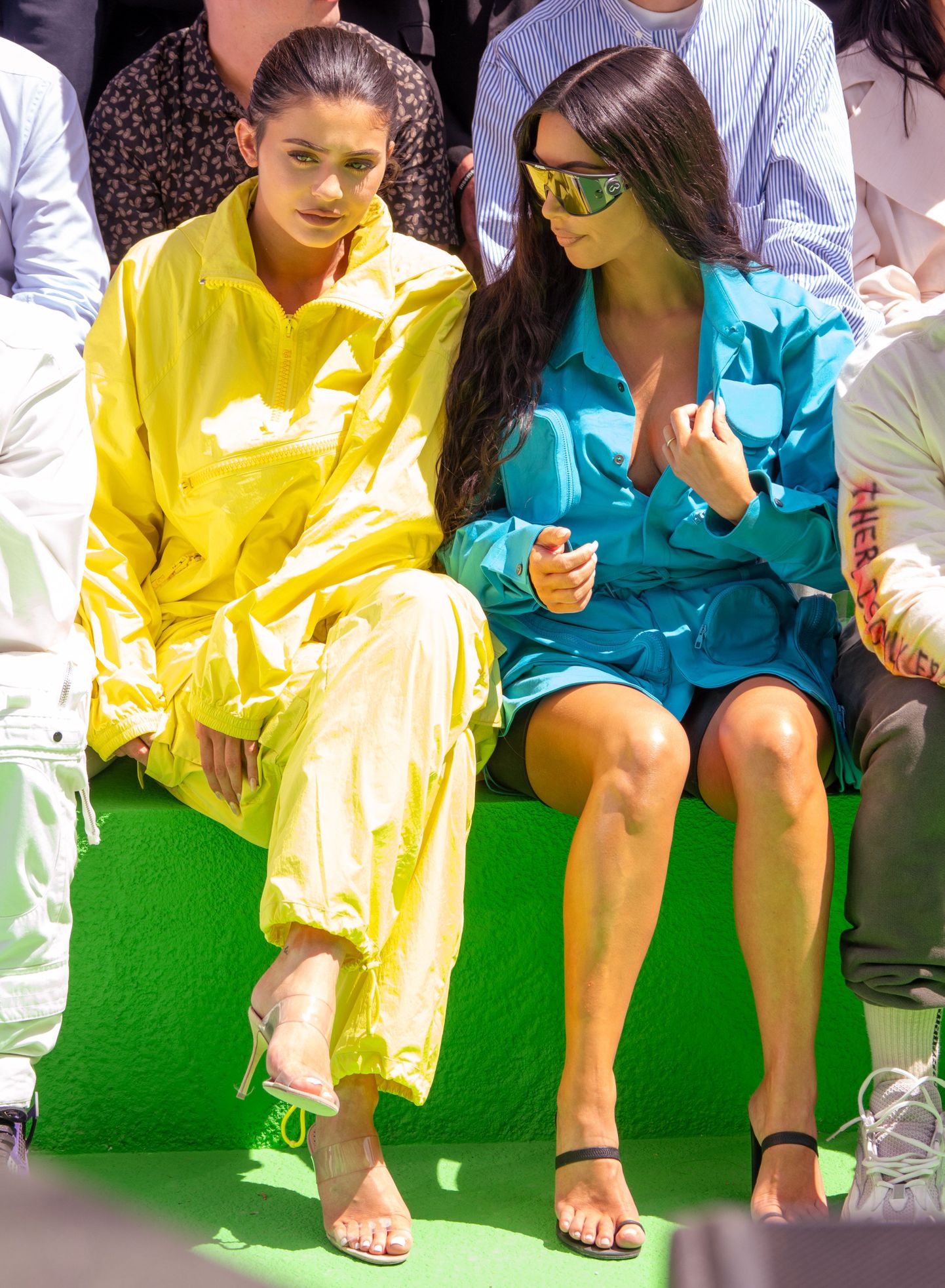 Kylie Jenner (vasakul) koos poolõe Kim Kardashianiga (paremal).