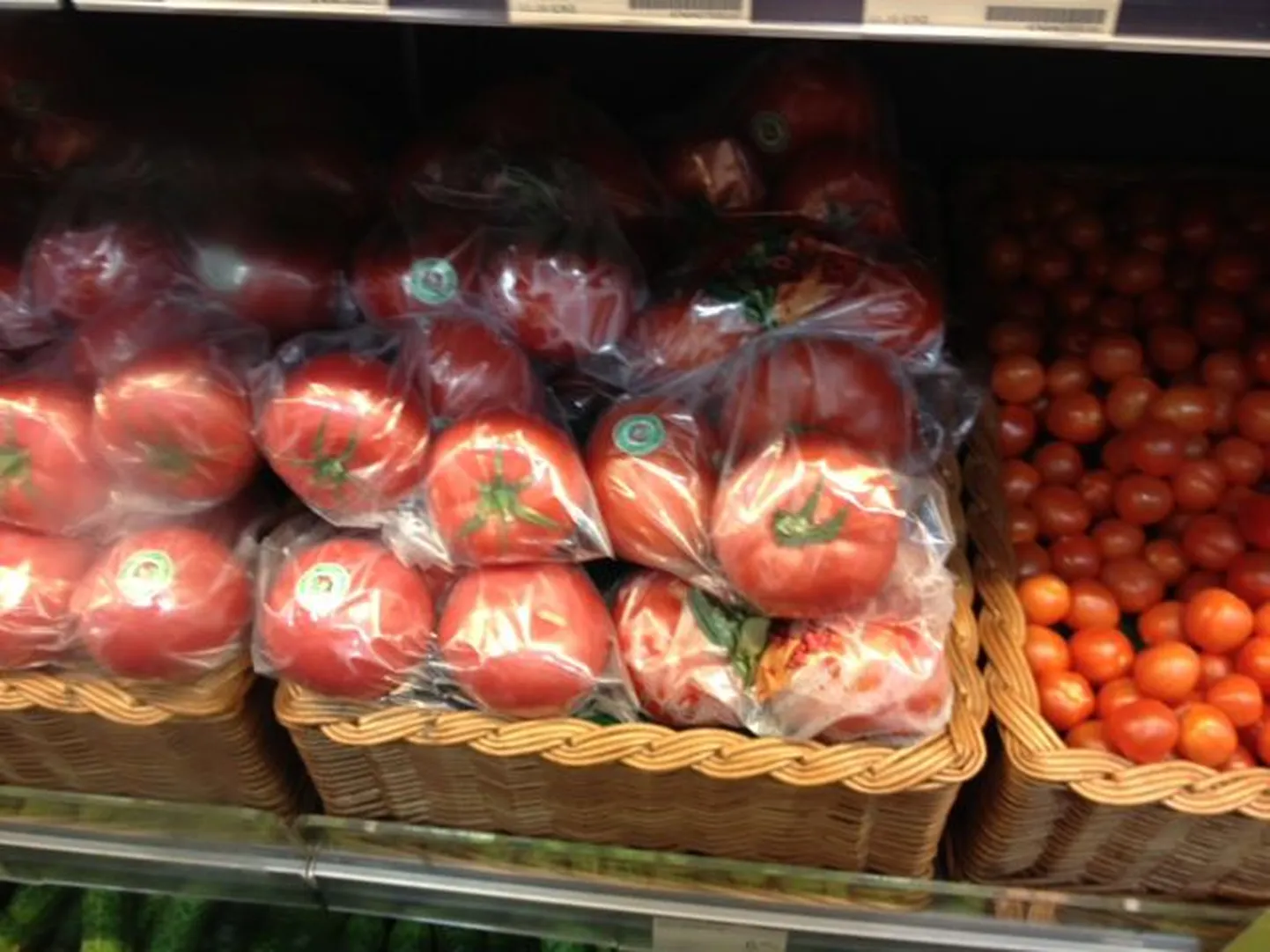 Первые эстонские помидоры.