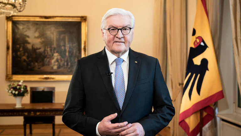 Президент Германии Франк-Вальтер Штайнмайер выступил с телевизионным пасхальным обращением, в котором призвал жителей Германии объединиться и попытаться преодолеть кризис доверия к политикам