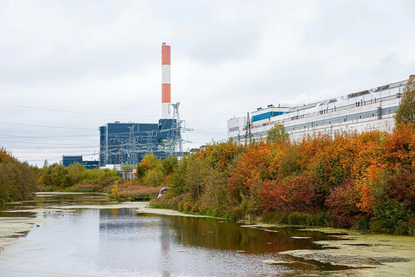 Vasemal Auvere elektrijaam, paremal Eesti elektrijaama vanad plokid.
