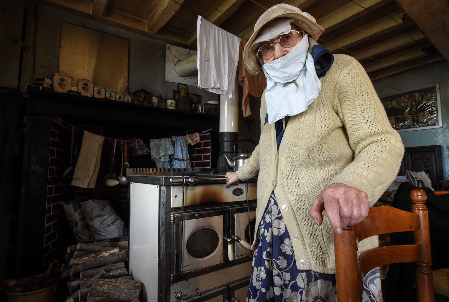 92-aastane näomaskiga prantslanna oma kodus.