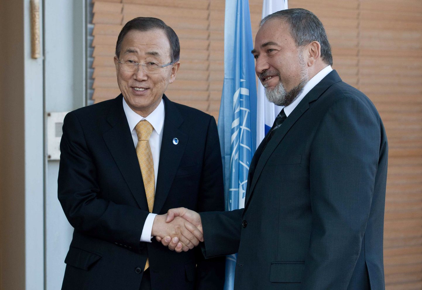ÜRO peasekretär Ban Ki-moon ja Iisraeli välisminister Avigdor Lieberman (paremal).