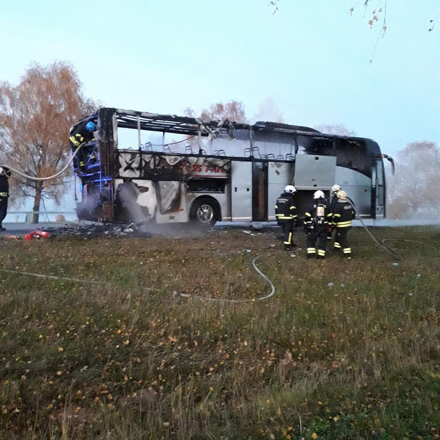 В воскресенье вечером в деревне Саусте загорелся пассажирский автобус.