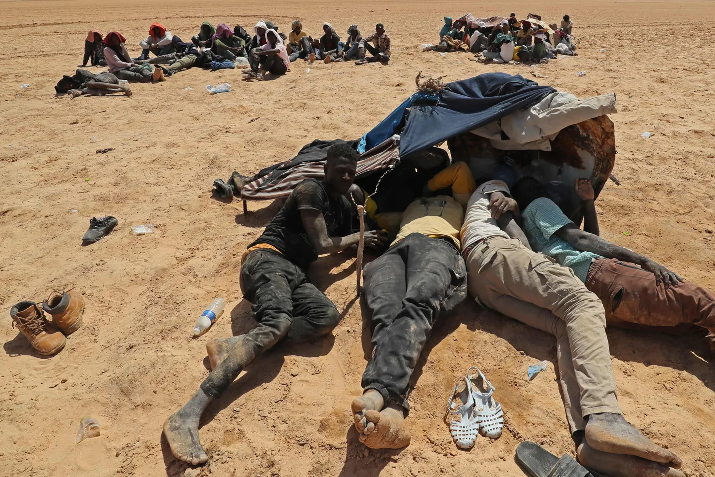 Sahara-tagusest Aafrikast pärit migrandid, kelle sõnul jätsid Tuneesia võimud nad vee ja ulualuseta kõrbe. 16. juuli 2023.