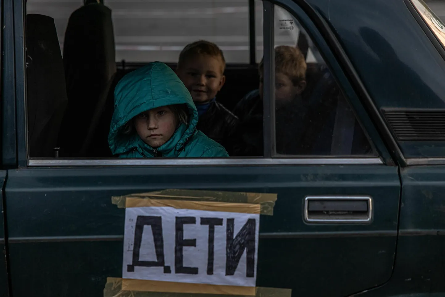 Human Rights Watchi raporti kaanepildiks pandi mai alguses Mariupolist põgenenute auto, mille küljel olev kiri ütleb, et masinas on lapsed.
