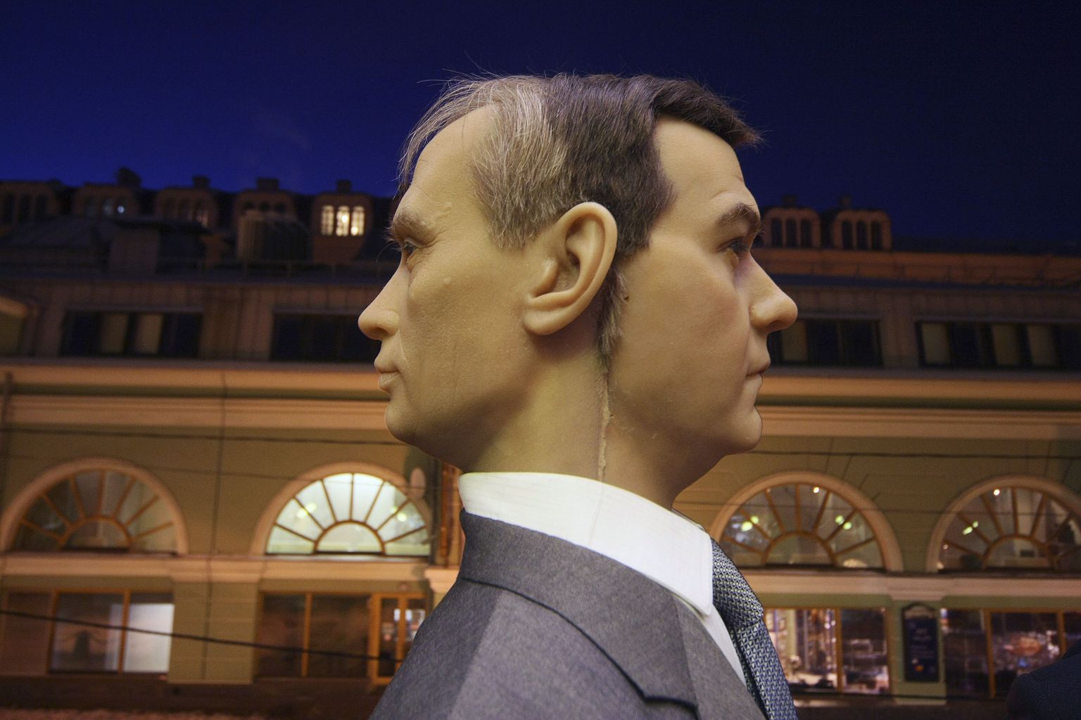 Peterburi vahakujude muuseumis on ühe keha küljes kahe näoga pea. Vladimir Putini nägu on vasakul ja Dmitri Medvedevi oma paremal.