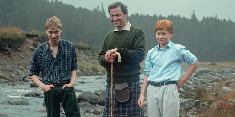 Rufus Kampa (prints William), Dominic West (kuningas Charles) ja Luther Ford (prints Harry). FOTO: