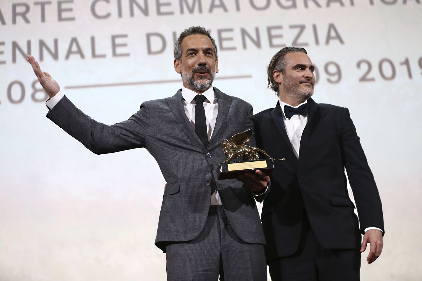 "Džokera" režisors Tods Filipss un titullomas atveidotājs Hoakins Fīnikss saņem Venēcijas filmu festivāla "Zelta lauvu".