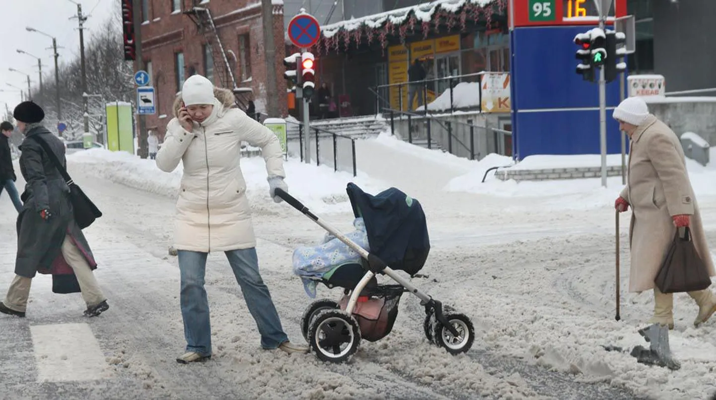 Rapla Teed puhastab tänavaid vastavalt teenormidele, abilinnapea Romek Kosenkraniuse sõnul polegi mõeldav, et kõik sõiduteed asfaldini puhtaks roogitakse.