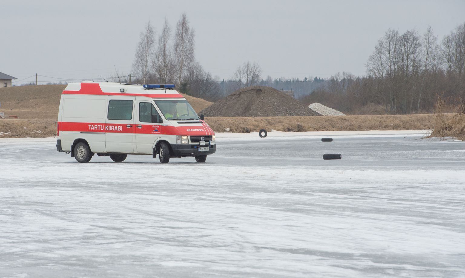 Eelmise aasta veebruaris said kiirabi­autojuhid Ilmatsalu paisjärve jäärajal kätt harjutada. Ilmatsalu jäärajameister Keven Ratnik pakub selle võimaluse operatiiv­sõidukite juhtidele välja ka tänavu.