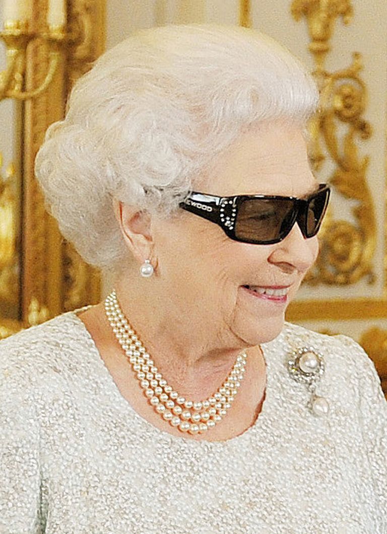 Kuninganna Elizabeth II katsetamas 7.detsembril 2012 3D-prille