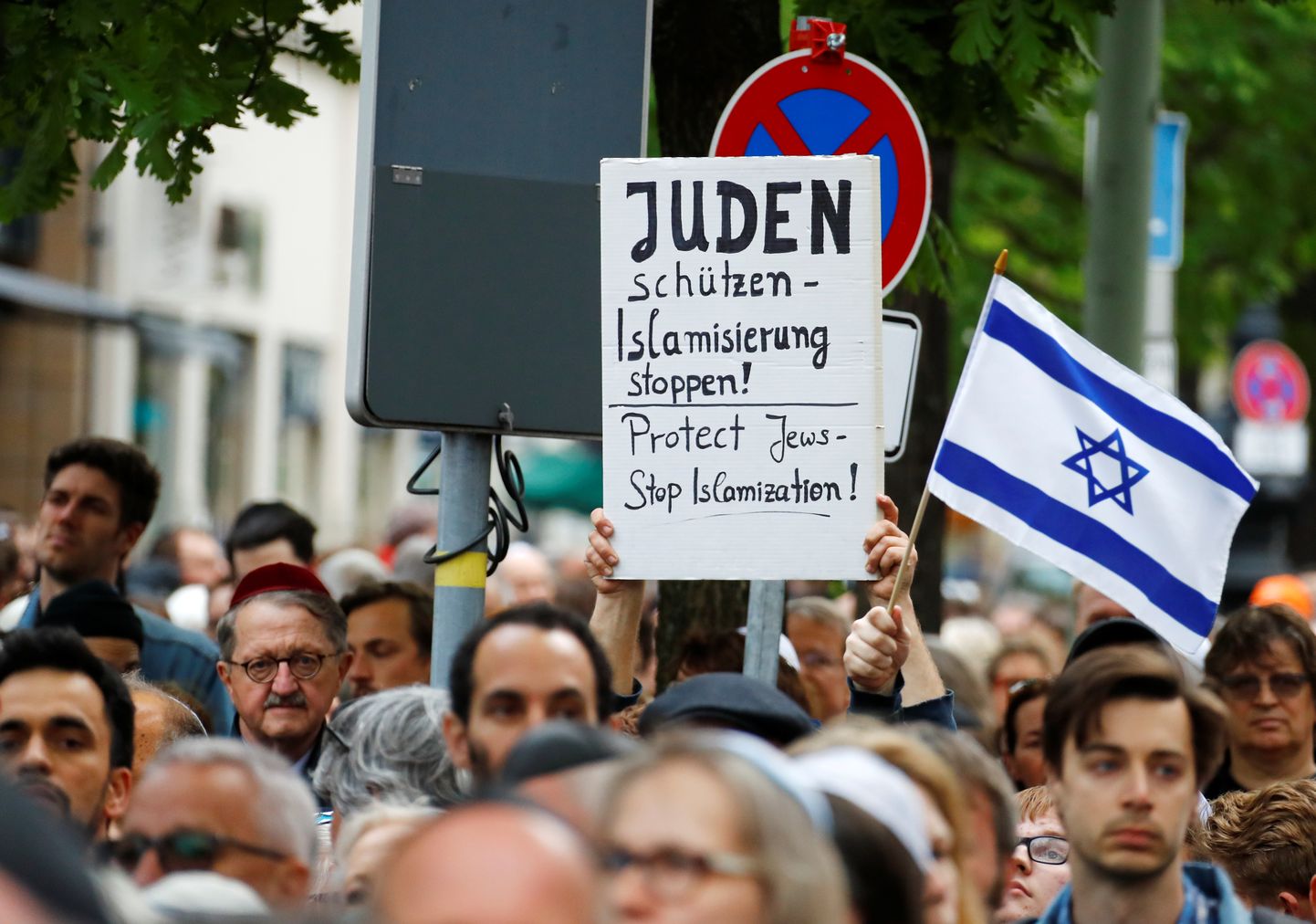 Kevadel Berliini sünagoogi juures toimunud meeleavaldustel nõuti juutide kaitsmist ja islamiseerumise vastu võitlemist.