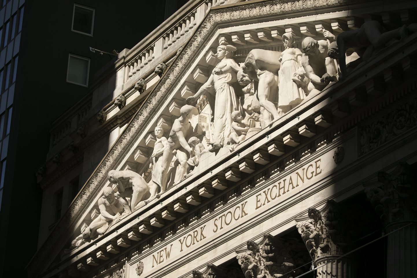 New Yorgi börsi hoone. USAst alguse saanud börside langus jõudis täna ka Euroopa turgudele.