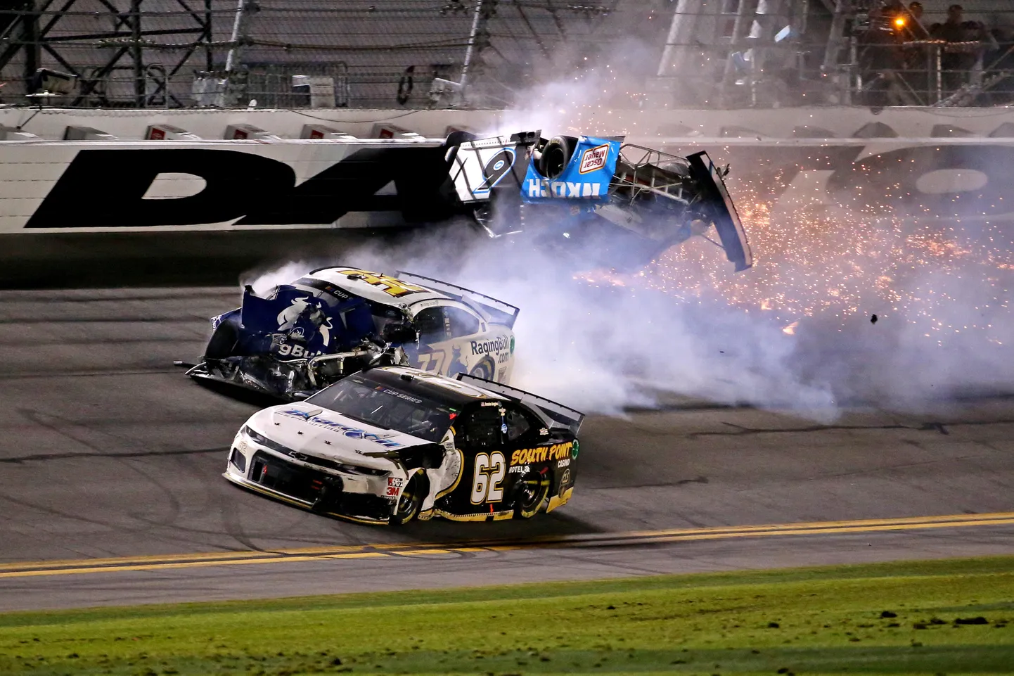 Floridas Daytona 500 võidusõidul tegi napilt enne finišit kohutava avarii Ryan Newman. Mees pääses õnneks eluga.