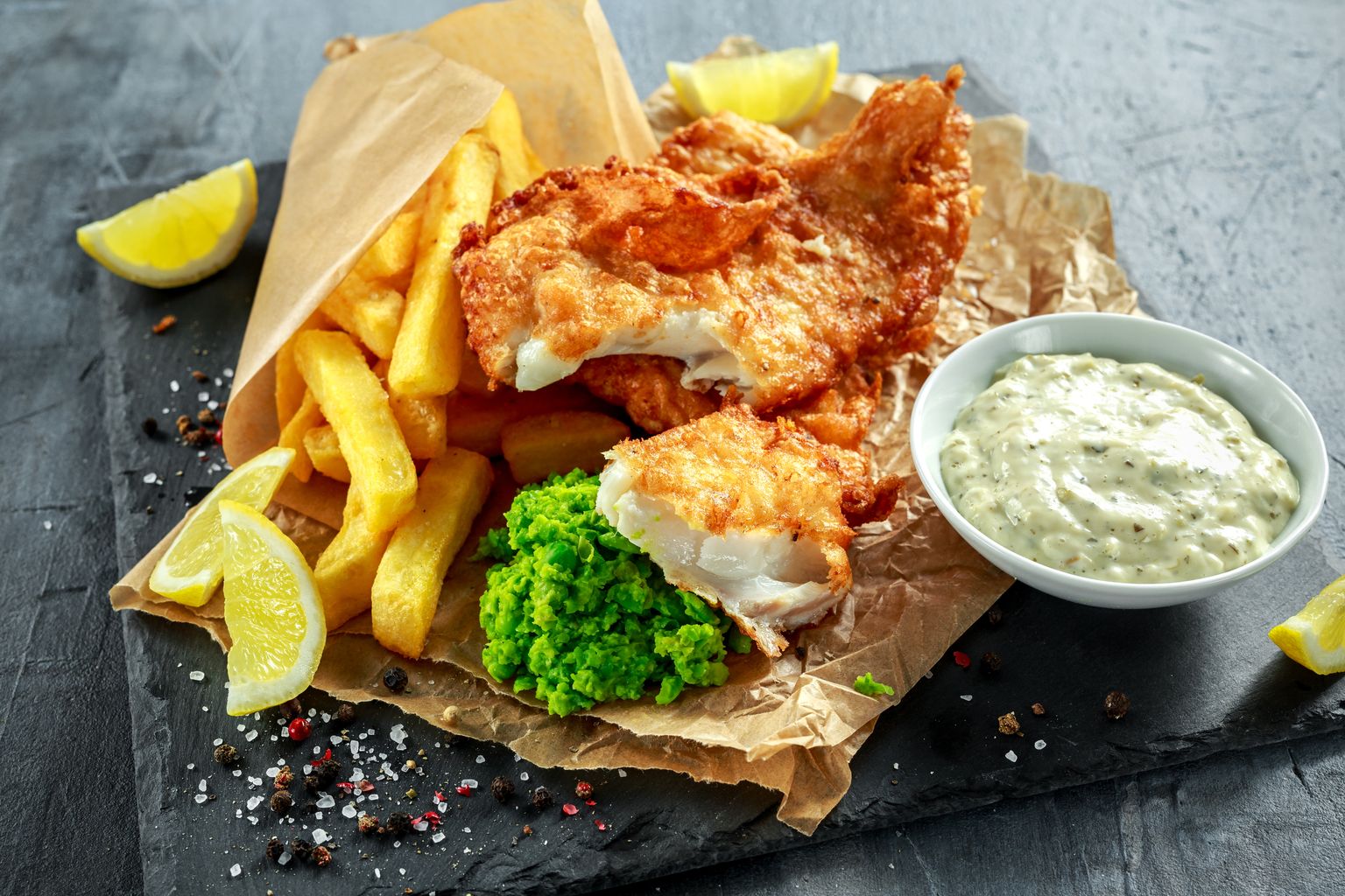 Традиционное британское блюдо "Fish and chips". Фото иллюстративное.