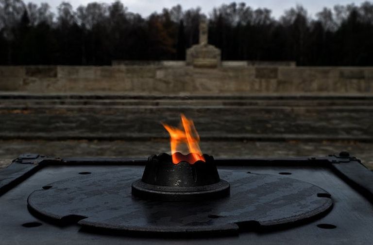 Вечный огонь на братском кладбище