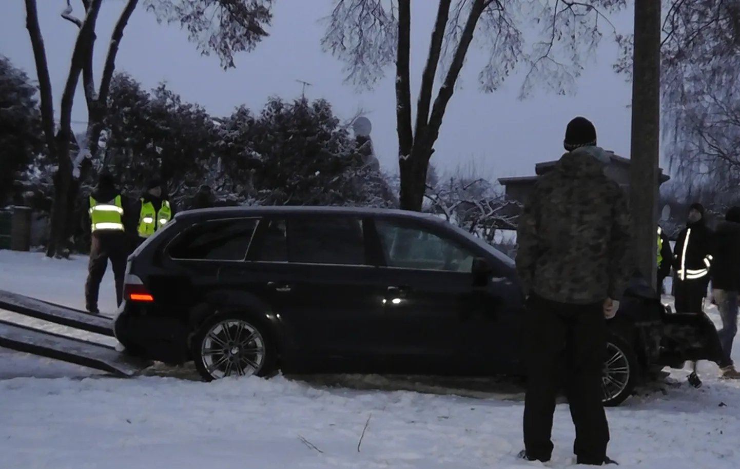 BMW sõitis Lembitu puiesteel vastu posti.
