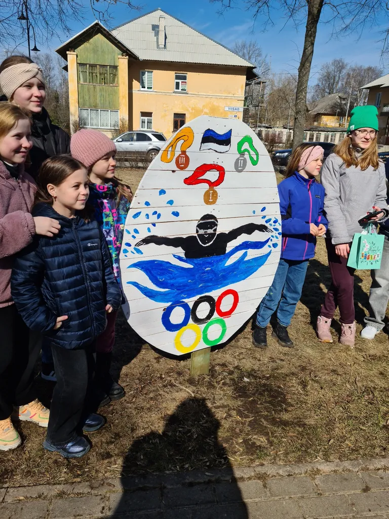 Ребята из кохтла-ярвеского клуба плавания выбрали самое большое панно - на рисунке представили свой клуб.
