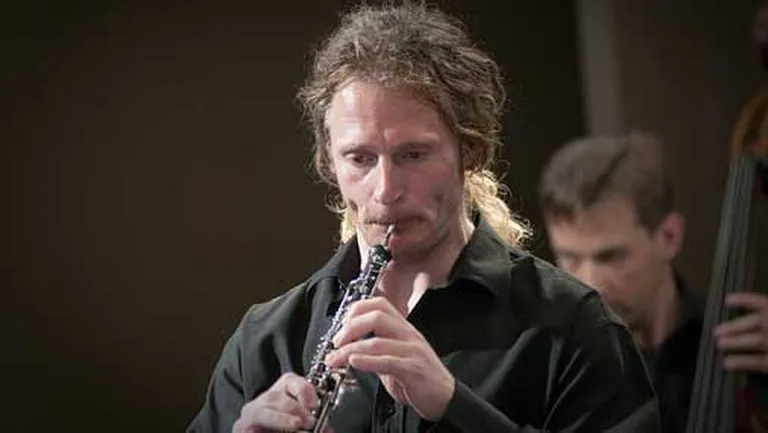 Obojists Āris Burkins