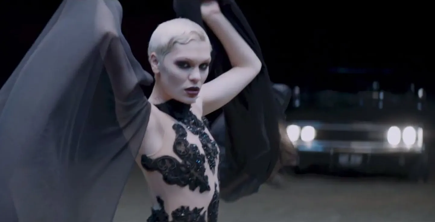 Jessie J videos "Thunder"