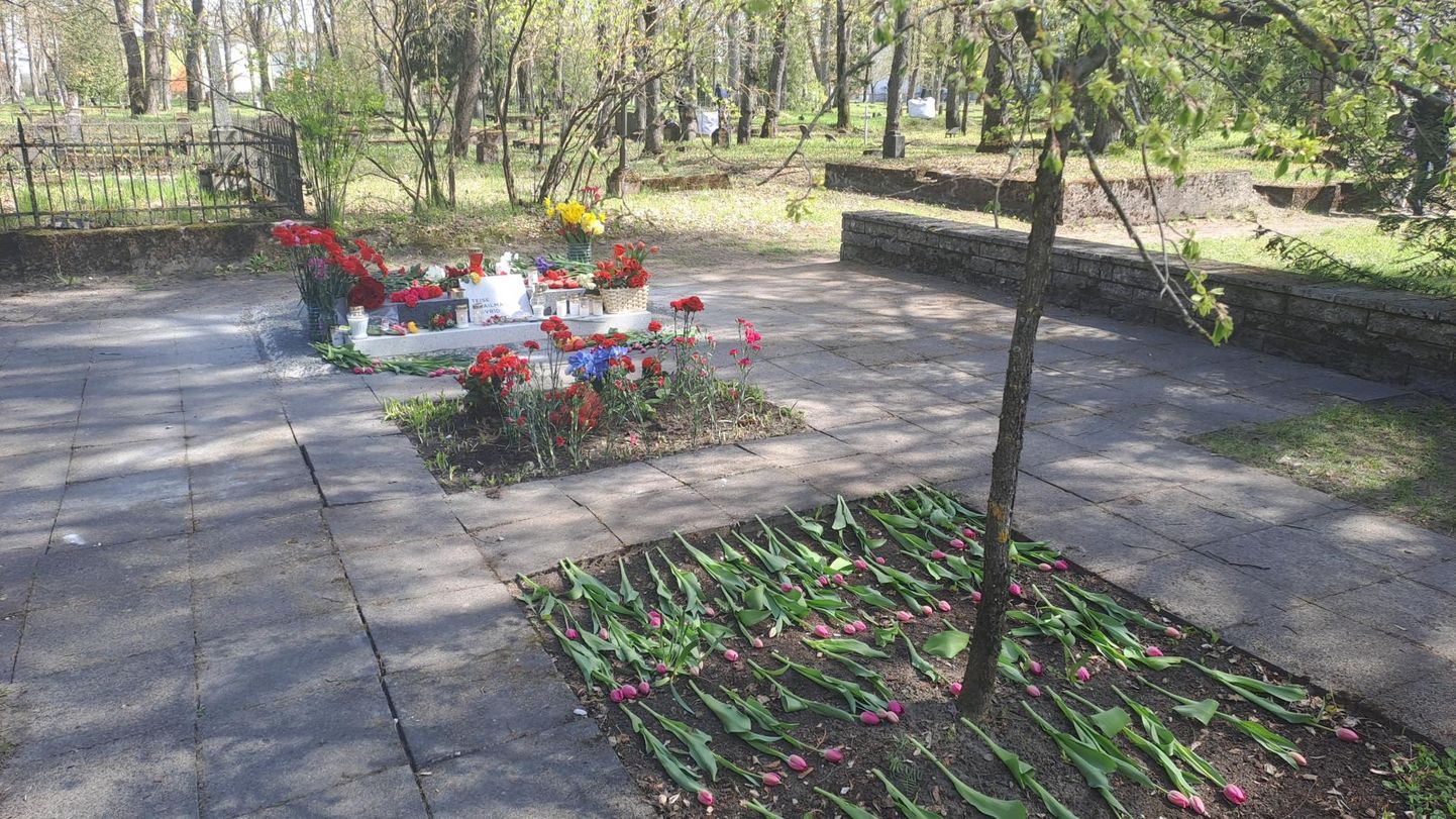 Pärnu Vanale kalmistule teise maailmasõja ohvrite mälestusmärgi juurde toodi täna kümneid lilli, ent koosolekut ei peetud.