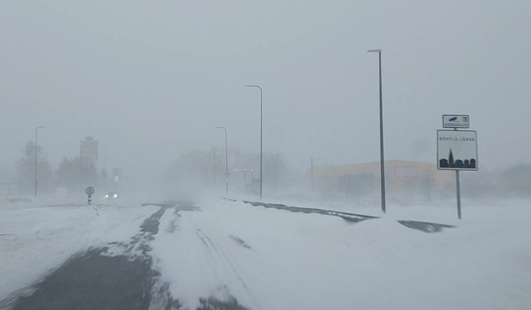 В понедельник на въезде в Кохтла-Ярве видимость из-за снежной бури была почти нулевой.