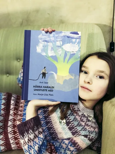 Lugeja Anti Saare ja Marja-Liisa Platsi raamatuga «Härra Haraldi unistuste aed».