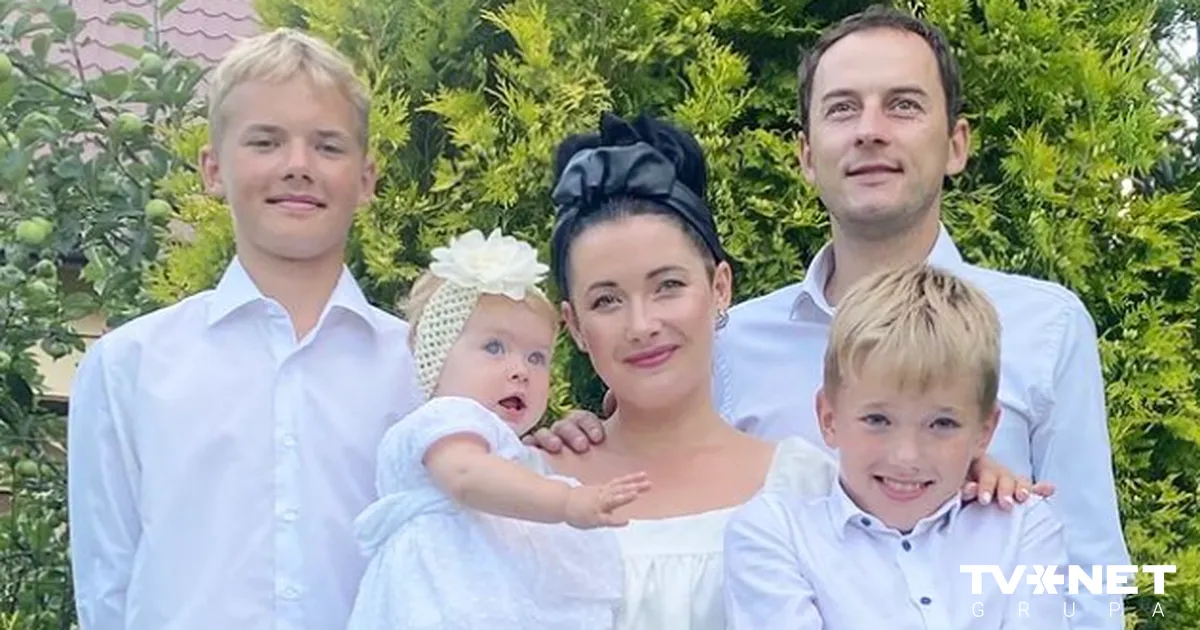Stafecka publisko sirsnīgu ģimenes foto