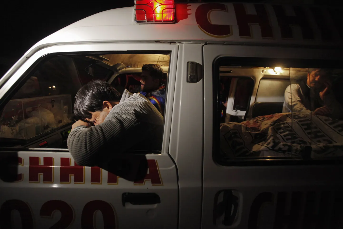Karachi tulistamises hukkunu sugulane kiirabiautos