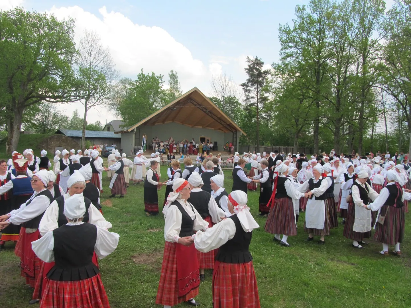 Täna jätkus Mõisaküla suveaias tantsurõõmu.