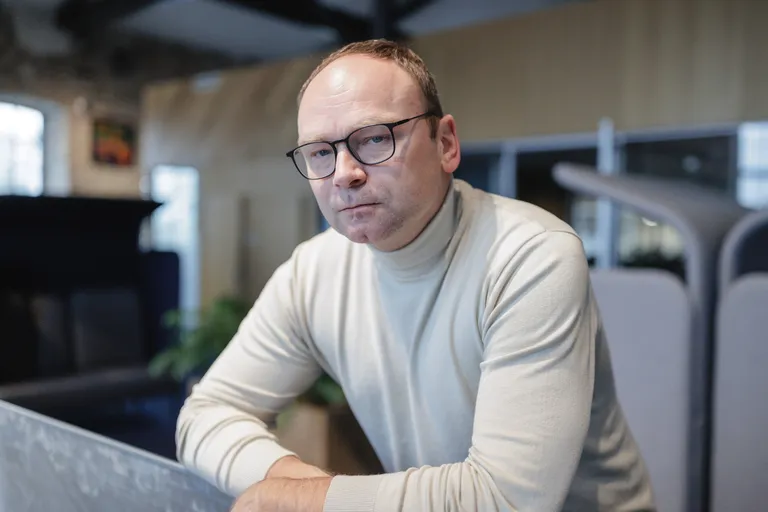 Политолог Федор Крашенинников во время интервью в редакции Rus.Postimees, Таллинн, Эстония, 25 января 2023 года.