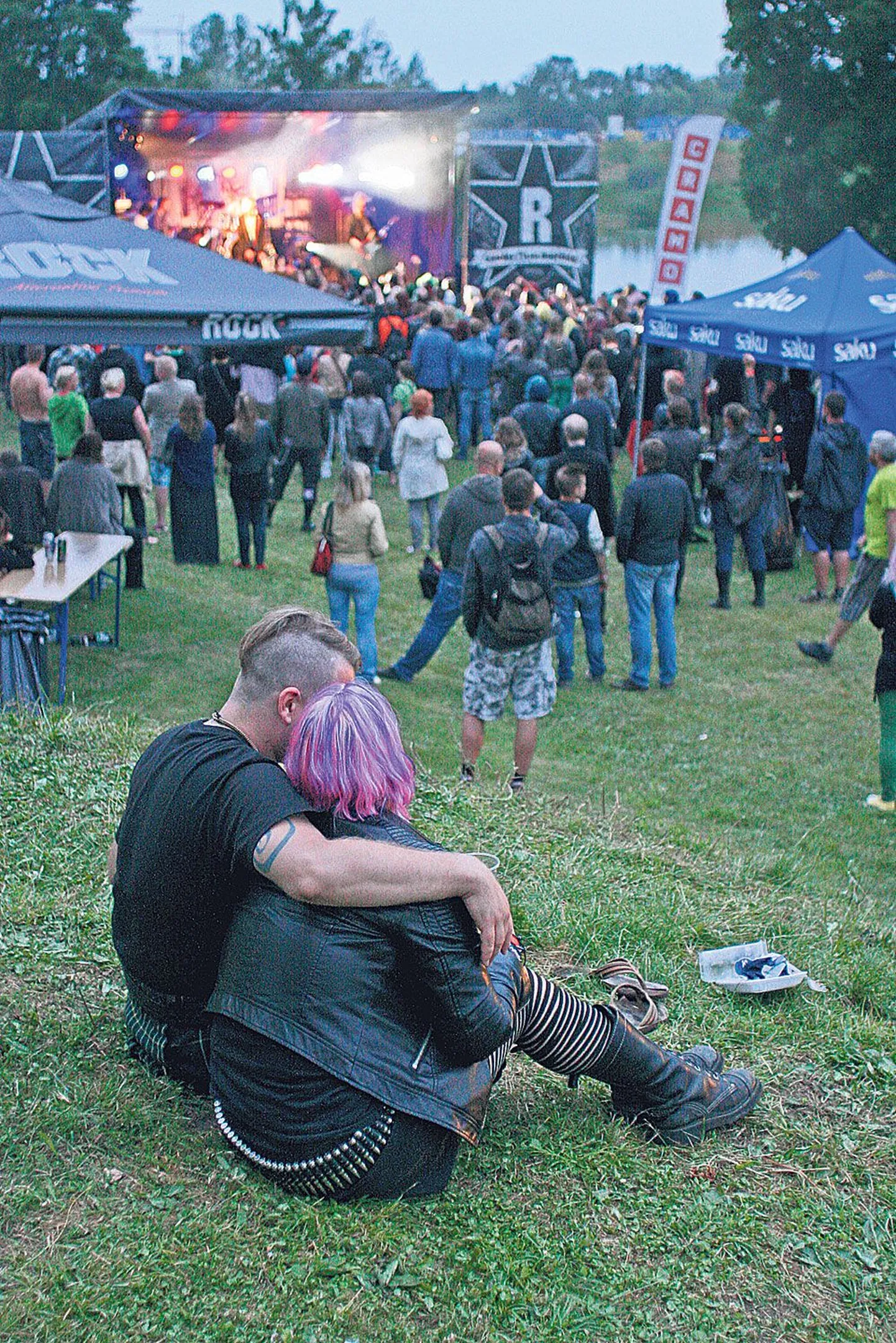 Eesti vanim ja suurim punkfestival Punk’n’Roll meelitas reedel ja laupäeval Tartu Raadi mõisa parki ligi 600 huvilist.