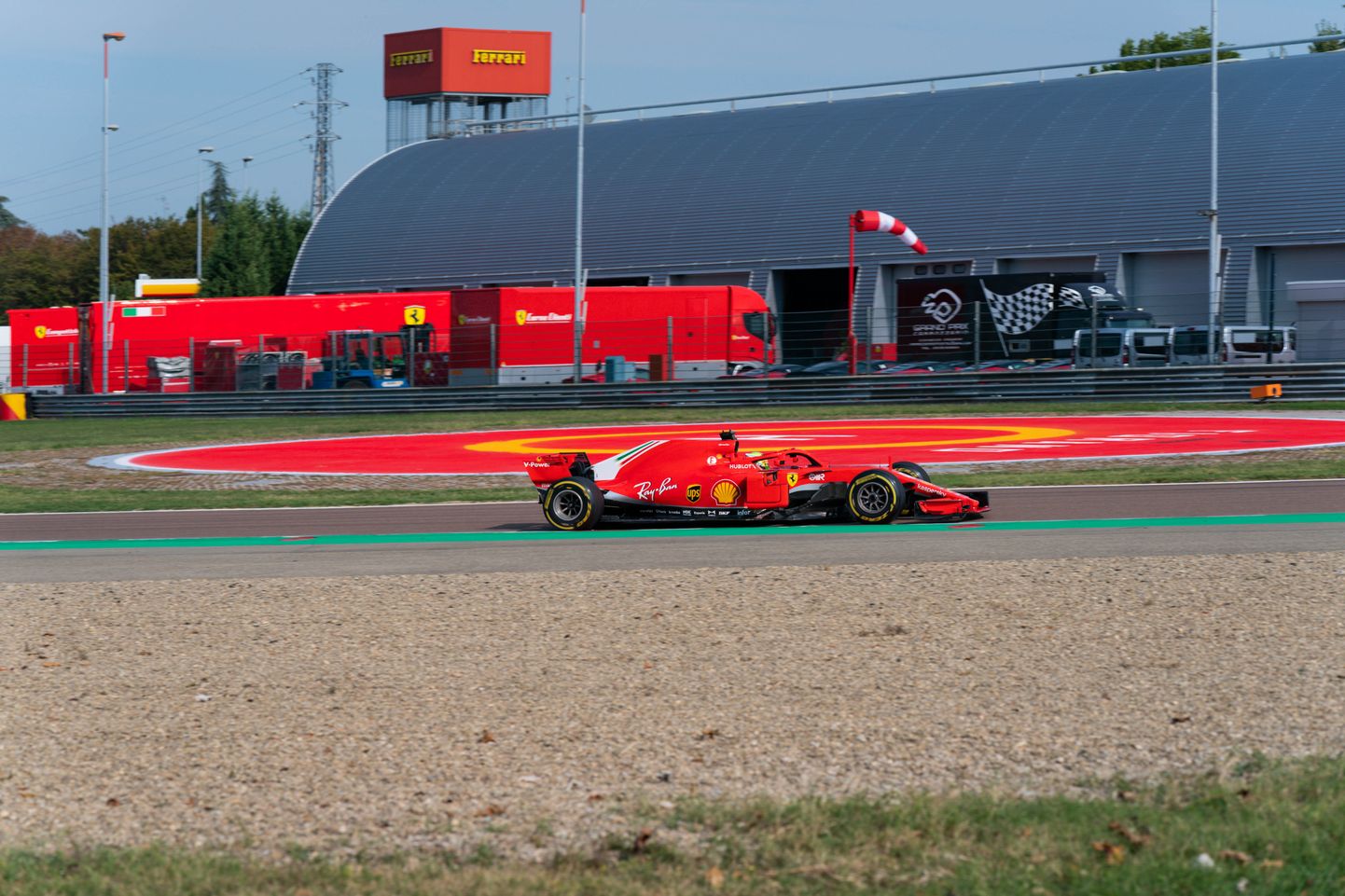 Ferrari järelkasv taltsutamas punast ratsut.
